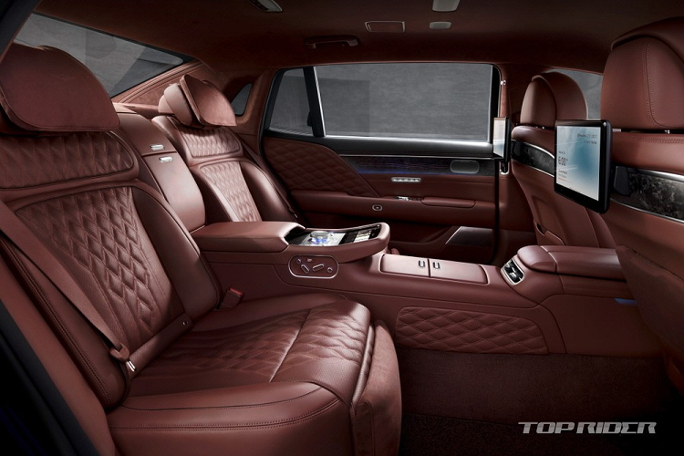 Trong khi đó, Genesis G90 2022 bản thường được trang bị động cơ xăng V6, tăng áp kép, dung tích 3.5L, tạo ra công suất tối đa 375 mã lực và mô-men xoắn cực đại 530 Nm. Sức mạnh được truyền tới bánh thông qua hộp số tự động 8 cấp, hệ dẫn động cầu sau tiêu chuẩn hoặc hệ dẫn động 4 bánh toàn thời gian tùy chọn.