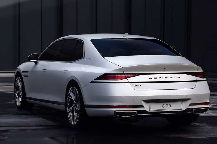 Bên cạnh đó là tính năng cập nhật phần mềm qua Wi-Fi, hệ thống âm thanh Bang &amp; Olufsen 23 loa với loa tweeter bật lên khi cần, 2 cửa sổ trời toàn cảnh và hệ thống đèn viền nội thất có thể chỉnh độc lập. Cuối cùng là hệ thống nước hoa trên xe với 3 mùi hương, rèm cửa, ghế trước mát-xa 4 chế độ, ghế VIP ở phía sau và 2 màn hình giải trí dạng cảm ứng 10,2 inch dành cho hành khách.