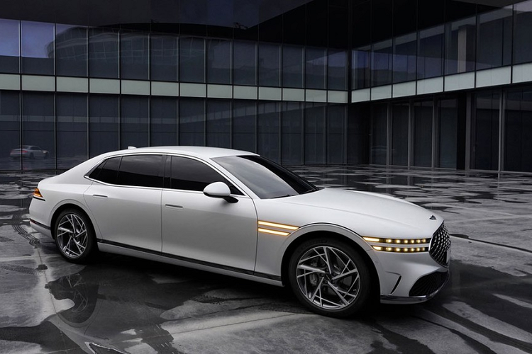 Bên trong mẫu xe sang Genesis G90 2022, ngoài nội thất bọc da và ốp gỗ sang trọng, xe còn có vô lăng 2 chấu, bảng đồng hồ kỹ thuật số nối liền với màn hình trung tâm, cùng có kích thước 12,3 inch, hệ thống quét vân tay để khởi động máy, hệ thống điều hòa đi kèm màn hình nhỏ cũng như núm xoay chuyển số trên cụm điều khiển trung tâm.