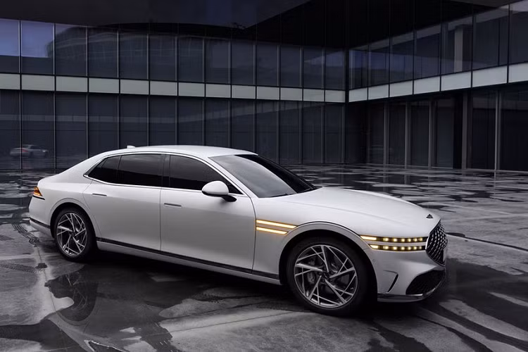 Bên trong mẫu xe sang Genesis G90 2022, ngoài nội thất bọc da và ốp gỗ sang trọng, xe còn có vô lăng 2 chấu, bảng đồng hồ kỹ thuật số nối liền với màn hình trung tâm, cùng có kích thước 12,3 inch, hệ thống quét vân tay để khởi động máy, hệ thống điều hòa đi kèm màn hình nhỏ cũng như núm xoay chuyển số trên cụm điều khiển trung tâm.