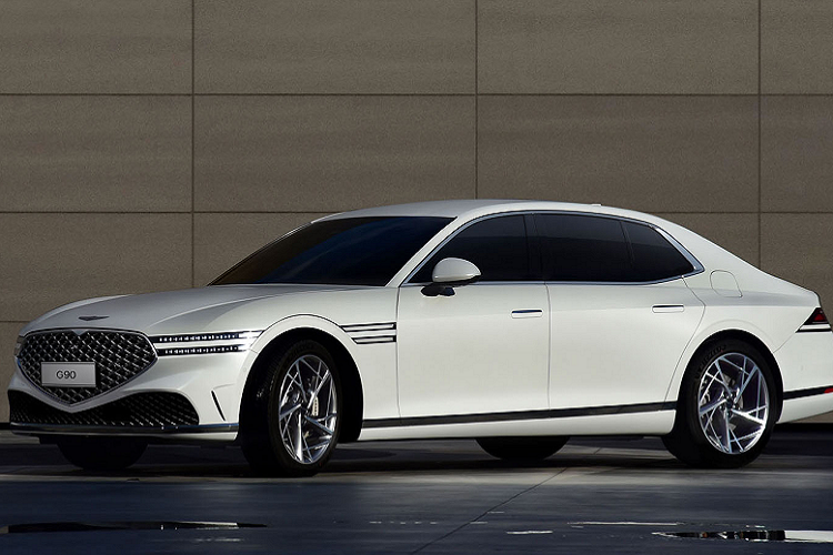 Khi bước vào bên trong Genesis G90 2022, người dùng có thể đóng cả 4 cửa bằng cách bấm nút trên cửa. Riêng cửa bên ghế lái sẽ được lập trình để tự động đóng lại khi người điều khiển nhấn chân phanh.