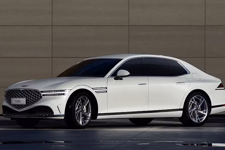 Khi bước vào bên trong Genesis G90 2022, người dùng có thể đóng cả 4 cửa bằng cách bấm nút trên cửa. Riêng cửa bên ghế lái sẽ được lập trình để tự động đóng lại khi người điều khiển nhấn chân phanh.