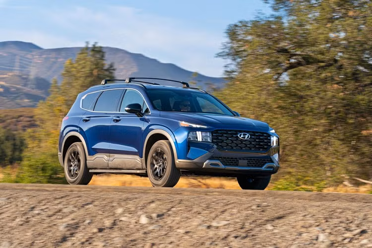 Với những người cảm thấy SantaFe hiện đang bán trên thị trường không đủ thể thao thì hãng Hyundai sẵn sàng đáp ứng với phiên bản mới mang tên XRT. Mới ra mắt thị trường Mỹ, Hyundai SantaFe XRT 2022 mới được phát triển dựa trên bản SEL đi kèm gói phụ kiện Convenience Package.