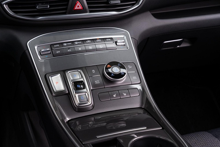 Để đảm bảo an toàn cho người dùng, Hyundai SantaFe XRT 2022 được trang bị hệ thống hỗ trợ tránh va chạm vì điểm mù, hỗ trợ tránh va chạm với phương tiện cắt ngang khi lùi, hỗ trợ tránh va chạm phía trước tích hợp tính năng phát hiện người đi bộ và người đạp xe, hỗ trợ giữ làn đường cũng như cảnh báo còn hành khách trên ghế sau.