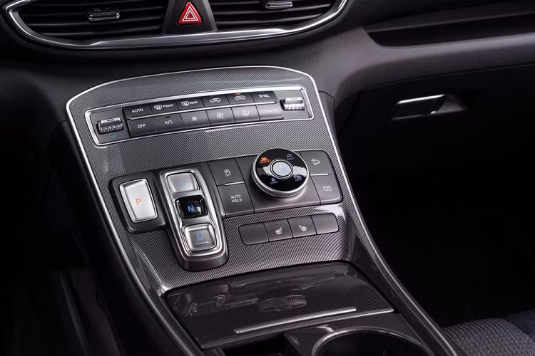 Để đảm bảo an toàn cho người dùng, Hyundai SantaFe XRT 2022 được trang bị hệ thống hỗ trợ tránh va chạm vì điểm mù, hỗ trợ tránh va chạm với phương tiện cắt ngang khi lùi, hỗ trợ tránh va chạm phía trước tích hợp tính năng phát hiện người đi bộ và người đạp xe, hỗ trợ giữ làn đường cũng như cảnh báo còn hành khách trên ghế sau.