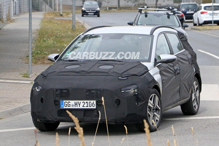 Không có nhiều hình ảnh phần đuôi, nhưng dựa vào teaser mới được Hyundai công bố, có thể thấy đuôi xe Bayon khác biệt rõ rệt so với những SUV khác của thương hiệu Hàn Quốc. Đèn hậu hình mũi tên, kết hợp với dải LED kéo dài hết chiều rộng đuôi xe.