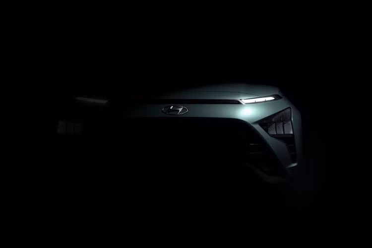 Trang TopElectricSUV đã phác họa lại thiết kế của Hyundai Bayon hoàn toàn mới dựa vào teaser và hình ảnh mẫu xe thử nghiệm để có cái nhìn rõ ràng hơn. Theo đó, phần đầu của Hyundai Bayon gây chú ý với dải đèn chiếu sáng ban ngày dạng LED mỏng, lưới tản nhiệt cỡ lớn.