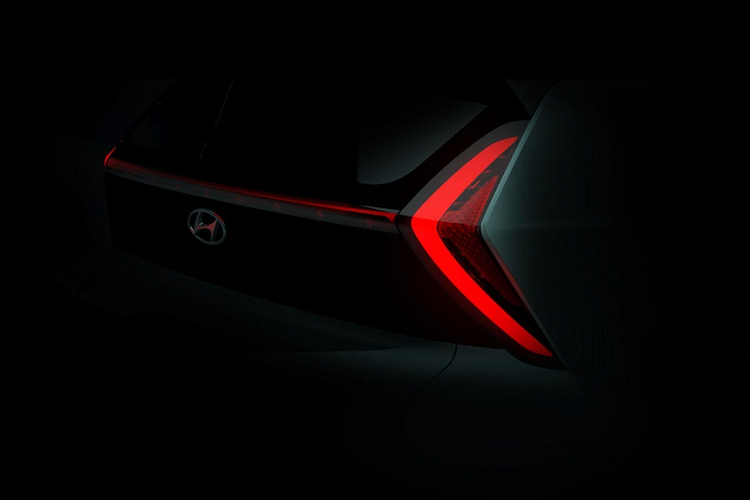 Phần đèn pha được đặt thấp ở dưới, liền mạch với lưới tản nhiệt. Kiểu thiết kế đèn pha này khá giống với mẫu Hyundai Tucson 2022. Với thiết kế gọn gàng và khoảng sáng gầm lớn, Bayon có khả năng vận hành linh hoạt trên phố và những địa hình tương đối phức tạp.