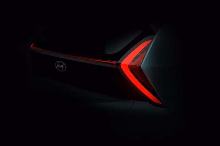 Phần đèn pha được đặt thấp ở dưới, liền mạch với lưới tản nhiệt. Kiểu thiết kế đèn pha này khá giống với mẫu Hyundai Tucson 2022. Với thiết kế gọn gàng và khoảng sáng gầm lớn, Bayon có khả năng vận hành linh hoạt trên phố và những địa hình tương đối phức tạp.