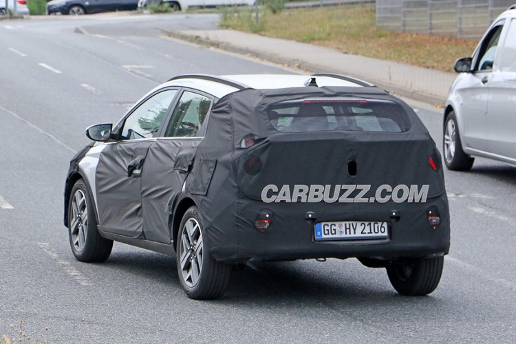 Tất cả chi tiết trên tạo thành triết lý thiết kế Sensuous Sportiness của Hyundai, giống với những gì đã được áp dụng lên mẫu Elantra thế hệ mới. Giới chuyên môn dự đoán Hyundai Bayon sẽ sử dụng động cơ 1.0L tăng áp, công suất 118 mã lực.