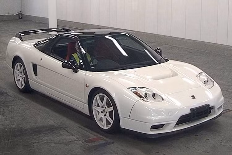 Theo tin đồn, vào tháng 10 năm nay, hãng Honda sẽ vén màn phiên bản Type R của dòng siêu xe NSX thế hệ thứ hai. Honda NSX Type R mới được đồn là sở hữu công suất tối đa 641 mã lực.