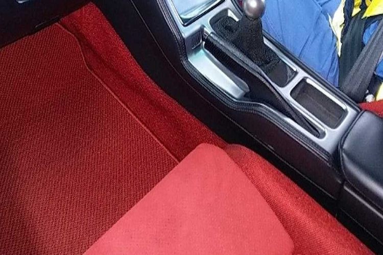 Nguồn cung cấp sức mạnh cho chiếc Honda NSX Type R này là khối động cơ xăng V6, hút khí tự nhiên, dung tích 3.2L, sản sinh công suất tối đa 290 mã lực và mô-men xoắn cực đại 303 Nm. Sức mạnh được truyền tới cầu sau thông qua hộp số sàn 6 cấp.