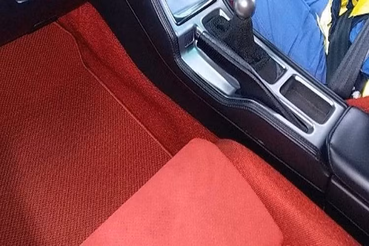 Nguồn cung cấp sức mạnh cho chiếc Honda NSX Type R này là khối động cơ xăng V6, hút khí tự nhiên, dung tích 3.2L, sản sinh công suất tối đa 290 mã lực và mô-men xoắn cực đại 303 Nm. Sức mạnh được truyền tới cầu sau thông qua hộp số sàn 6 cấp.