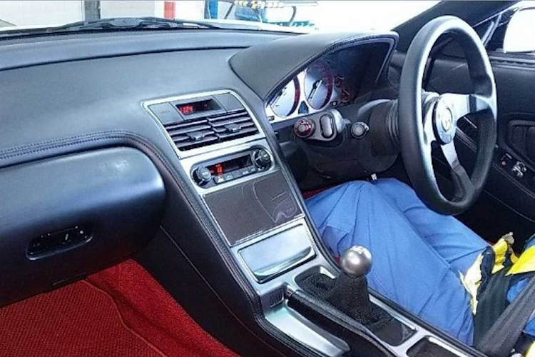 Không chỉ hiếm, Honda NSX Type R phiên bản nâng cấp N2 còn được trang bị nhiều bộ phận bằng sợi carbon. Do đó, xe có trọng lượng thấp hơn 91 kg so với Honda NSX đời đầu. Để giảm trọng lượng cho xe, hãng Honda còn loại bỏ cả tay lái trợ lực điện. Điều này khiến những người thích vần vô lăng càng cảm thấy thích thú hơn.