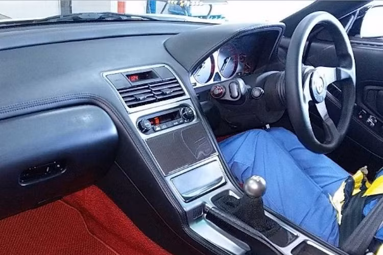 Không chỉ hiếm, Honda NSX Type R phiên bản nâng cấp N2 còn được trang bị nhiều bộ phận bằng sợi carbon. Do đó, xe có trọng lượng thấp hơn 91 kg so với Honda NSX đời đầu. Để giảm trọng lượng cho xe, hãng Honda còn loại bỏ cả tay lái trợ lực điện. Điều này khiến những người thích vần vô lăng càng cảm thấy thích thú hơn.