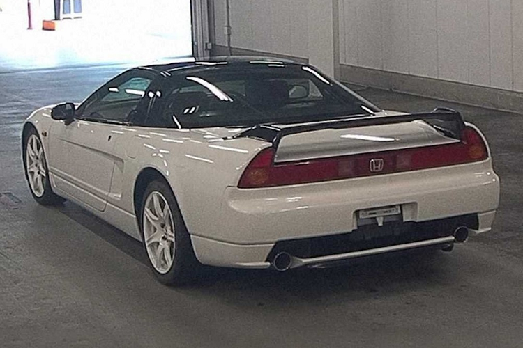 Chiếc Honda NSX Type R 2022 hàng hiếm này hiện đang được bán đấu giá tại quê nhà Nhật Bản. Được sơn màu trắng muốt, nó thuộc phiên bản nâng cấp N2 đã ra mắt vào năm 2002. Do đó, đây là chiếc xe hiếm vì chỉ có đúng 140 chiếc Honda NSX Type R thuộc phiên bản N2 từng được sản xuất. Trong khi đó, Honda NSX Type R đời đầu, ra mắt vào thập niên '90, có số lượng sản xuất nhiều hơn, khoảng 500 chiếc.