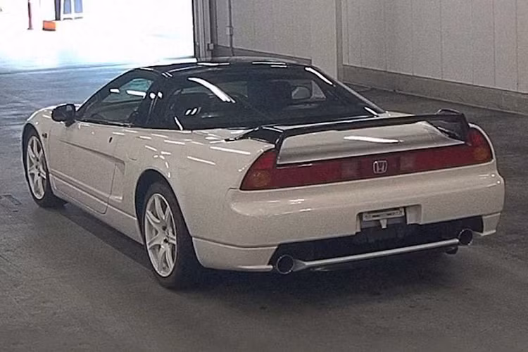 Chiếc Honda NSX Type R 2022 hàng hiếm này hiện đang được bán đấu giá tại quê nhà Nhật Bản. Được sơn màu trắng muốt, nó thuộc phiên bản nâng cấp N2 đã ra mắt vào năm 2002. Do đó, đây là chiếc xe hiếm vì chỉ có đúng 140 chiếc Honda NSX Type R thuộc phiên bản N2 từng được sản xuất. Trong khi đó, Honda NSX Type R đời đầu, ra mắt vào thập niên '90, có số lượng sản xuất nhiều hơn, khoảng 500 chiếc.