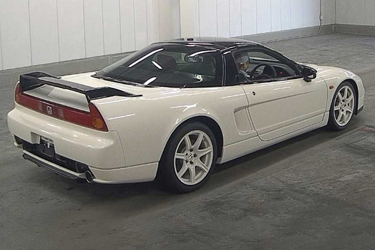 Đây không phải là chiếc Honda NSX Type R đầu tiên có giá cao đến vậy. Trước đó, vào năm 2019, đã từng có một chiếc Honda NSX Type R khác với số công-tơ-mét chỉ 348 dặm (khoảng 556 km) tìm thấy chủ mới với giá 445.377 USD.