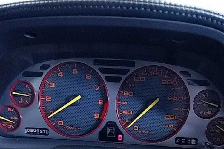 Theo người rao bán, chiếc Honda NSX Type R này có số công-tơ-mét là 50.927 km. Do đó, chiếc xe vẫn ở trong tình trạng khá tốt và nguyên vẹn. Honda NSX Type R đời cũ có nhiều bộ phận bằng sợi carbon. Chiếc Honda NSX Type R dùng động cơ V6 mạnh mẽ. Hiếm và có số công-tơ-mét không quá cao nên giá xe Honda NSX Type R 2022 đương nhiên không rẻ chút nào. Hiện nó có khởi điểm là 45 triệu Yên (khoảng 408.000 USD hoặc 8,56 tỷ đồng).