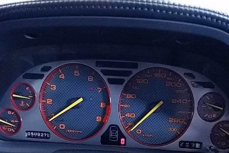 Theo người rao bán, chiếc Honda NSX Type R này có số công-tơ-mét là 50.927 km. Do đó, chiếc xe vẫn ở trong tình trạng khá tốt và nguyên vẹn. Honda NSX Type R đời cũ có nhiều bộ phận bằng sợi carbon. Chiếc Honda NSX Type R dùng động cơ V6 mạnh mẽ. Hiếm và có số công-tơ-mét không quá cao nên giá xe Honda NSX Type R 2022 đương nhiên không rẻ chút nào. Hiện nó có khởi điểm là 45 triệu Yên (khoảng 408.000 USD hoặc 8,56 tỷ đồng).
