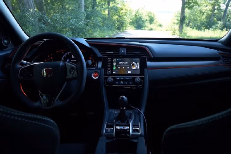 Tuy nhiên, những sửa đổi đáng chú ý nhất trên bản độ Honda Civic Type R của Mugen đến từ mặt cơ khí. Cụ thể, Mugen đã phải nhờ tới sự giúp đỡ của King Motorsports - một đối tác đến từ Mỹ, để lập ra một bản map động cơ hoàn toàn mới tương thích với những tinh chỉnh và hiệu suất làm việc nguyên bản của chiếc xe. Nhờ đó mà phiên bản này giờ đây sẽ không còn quan tâm đến những con số công suất vô nghĩa trên bàn thử Dyno mà tập trung vào khả năng xử lý thực tế trên đường phố.