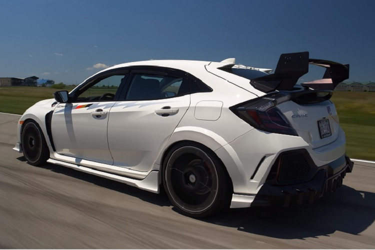 Khi Honda tung ra phiên bản mới nhất của Civic Type R, bộ body kit đậm chất thể thao là một yếu tố thu hút được sự quan tâm của đông đảo khách hàng. Tuy nhiên, sản phẩm mới nhất của Mugen lại cho thấy một nước đi táo bạo hơn nữa khi bổ sung thêm các tấm kim loại sơn cùng màu thân xe che đi một phần bộ lưới tản nhiệt.