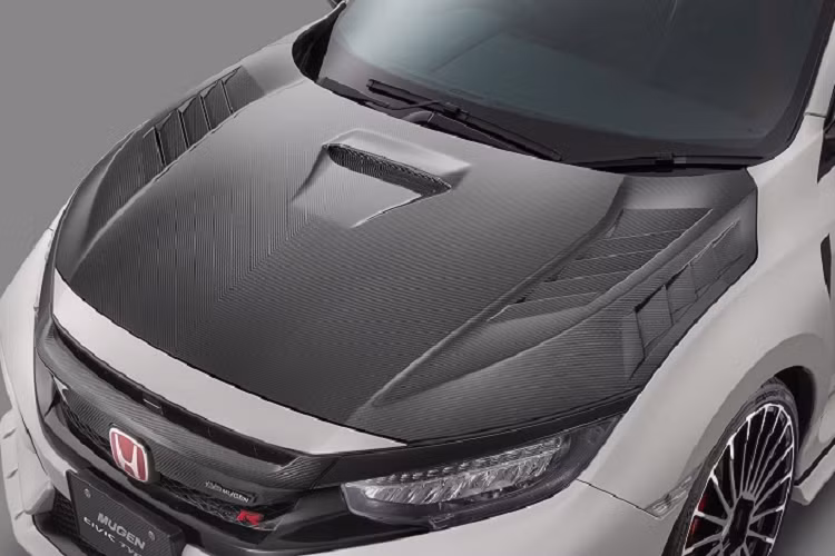 Trong trường hợp của chiếc Honda Civic Type R thế hệ mới này, Mugen tỏ ra hứng thú hơn hẳn so với các sản phẩm trước đó. Ngoài một số thay đổi mới mẻ ở ngoại thất, Mugen đặt trọng tâm phát triển về mặt cơ khí của chiếc xe.