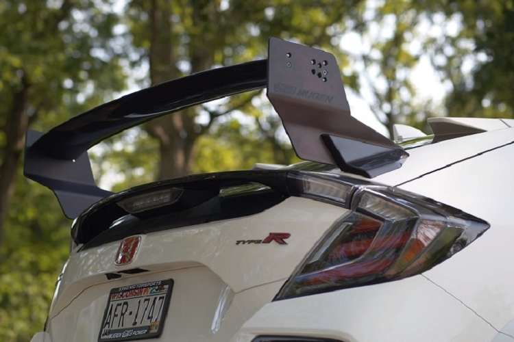 Chưa dừng lại ở đó, Mugen còn thực hiện một loạt sửa đổi khác trên ngoại thất của Honda Civic Type R độ Mugen, bao gồm: mui xe làm bằng sợi carbon với các lỗ thông hơi lạ mắt, bộ chia gió mới, gói decal thể thao, mâm xe tái thiết kế, ốp sườn mở rộng, ống xả kép đặt giữa,...