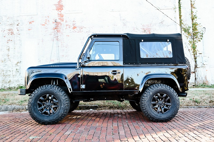 Tất nhiên rằng đối với các tín đồ yêu thích dòng xe off-road, bản độ Defender 90 này sẽ là một lựa chọn rất đáng tiền.