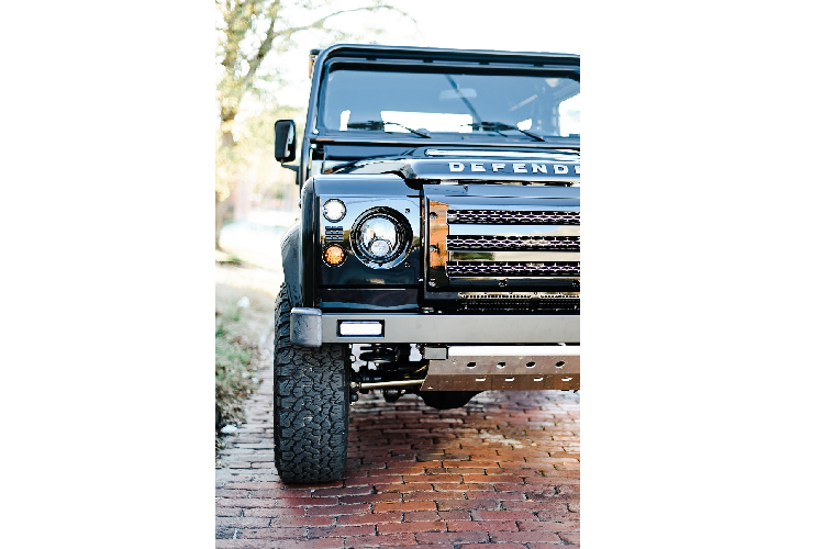 Chiếc Land Rover Defender 90 này được trang bị động cơ LS V8 5.3L cho ra công suất tối đa 325 mã lực và momen xoắn cực đại 447 Nm. Toàn bộ sức mạnh được truyền đến các bánh xe thông qua hệ dẫn động 4 bánh toàn thời gian và hộp số tự động 6 cấp.