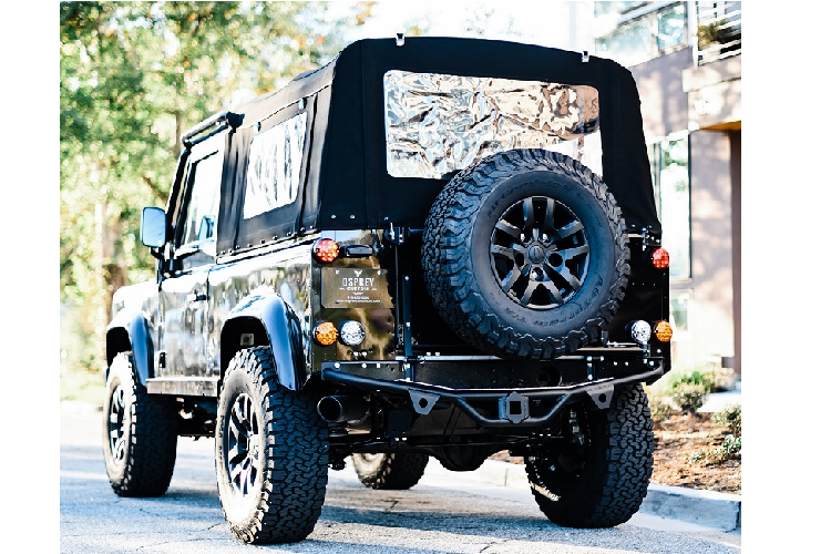 Với lớp sơn ngoại thất Santorini Black cực hầm hố, bản độ Land Rover Defender Osprey Custom Cars còn được trang bị hệ thống đèn pha LED và đèn chiếu sáng ban ngày trên cản trước, phụ tùng (spare) cỡ lớn ở phía sau, mui mềm bằng vải canvas. Ngoài ra Defender 90 còn có bộ lưới tản nhiệt và nắp capo mới trông cứng cáp hơn.