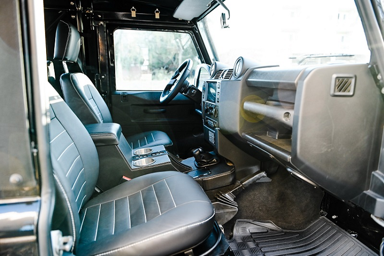 Những bản độ độc đáo và ấn tượng từ Osprey Custom Cars thường không hề rẻ, giá xe Land Rover Defender 90 độ này cũng vậy - nó có mức bán ra là 130.000 USD (khoảng 3 tỷ đồng).