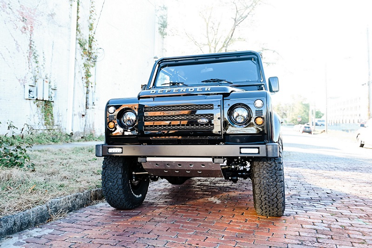 Nếu chỉ nhìn thoáng qua, chắc chắn bất cứ ai cũng sẽ lầm tưởng rằng đây là một chiếc xe SUV Land Rover Defender 90 có tuổi đời khá cao. Sự thật là phiên bản độ Defender 90 đến từ xưởng độ Osprey sở hữu một hệ thống khung gầm hiện đại với những nâng cấp trên hệ thống treo và phanh, tấm chống trượt, ốp cản va bằng thép và bộ mâm hợp kim Kahn 18 inch đi kèm lốp cao su địa hình.