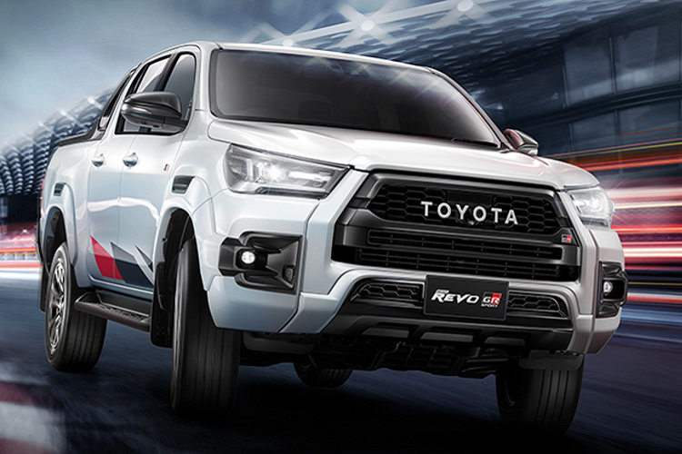 Phiên bản và giá xe Toyota Hilux Revo GR Sport 2022 như sau: Toyota Hilux Revo GR Sport (gầm thấp): 889.000 baht (khoảng 615 triệu đồng); Toyota Hilux Revo GR Sport: 1.299.000 baht (khoảng 899 triệu đồng). Cả hai phiên bản đều sử dụng động cơ dầu 2.8L (1GD-FTV) mang công suất 201 mã lực tại 3.400 vòng/phút và mô men xoắn cực đại 500Nm tại dải vòng tua từ 1.600 - 2.800 vòng/phút.