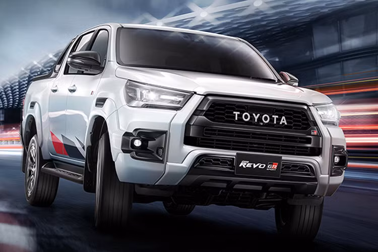 Phiên bản và giá xe Toyota Hilux Revo GR Sport 2022 như sau: Toyota Hilux Revo GR Sport (gầm thấp): 889.000 baht (khoảng 615 triệu đồng); Toyota Hilux Revo GR Sport: 1.299.000 baht (khoảng 899 triệu đồng). Cả hai phiên bản đều sử dụng động cơ dầu 2.8L (1GD-FTV) mang công suất 201 mã lực tại 3.400 vòng/phút và mô men xoắn cực đại 500Nm tại dải vòng tua từ 1.600 - 2.800 vòng/phút.