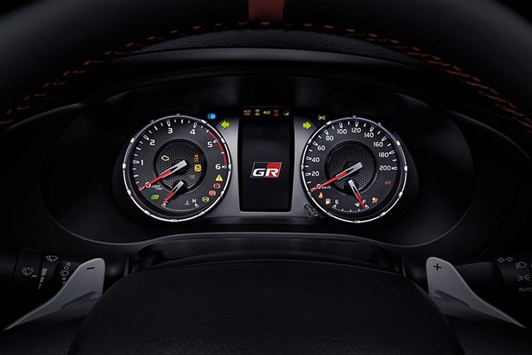 Đồng hồ hỗ trợ lái đồ hoạ GR Sport (GR Sport Optitron). Bàn đạp phanh và chân ga thể thao.