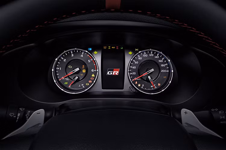 Đồng hồ hỗ trợ lái đồ hoạ GR Sport (GR Sport Optitron). Bàn đạp phanh và chân ga thể thao.