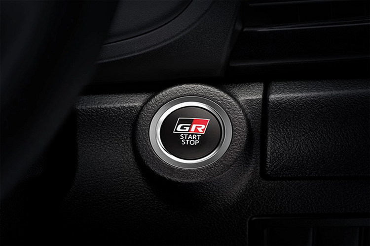 Về an toàn và hỗ trợ lái, Hilux Revo GR Sport 2022 được trang bị hệ thống cảnh báo điểm mù, cảnh báo phương tiện cắt ngang khi lùi, cảnh báo trước chạm PCS, cảnh báo chệch làn đường với.