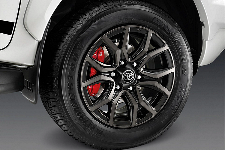 Hilux Revo GR Sport sử dụng hệ thống treo SuperFlex, treo sau đổi từ 3 lá nhíp thành 5 lá nhíp, thay thế vật liệu nhíp bằng thép cường độ cao. Sử dụng giảm xóc kiểu monotube.