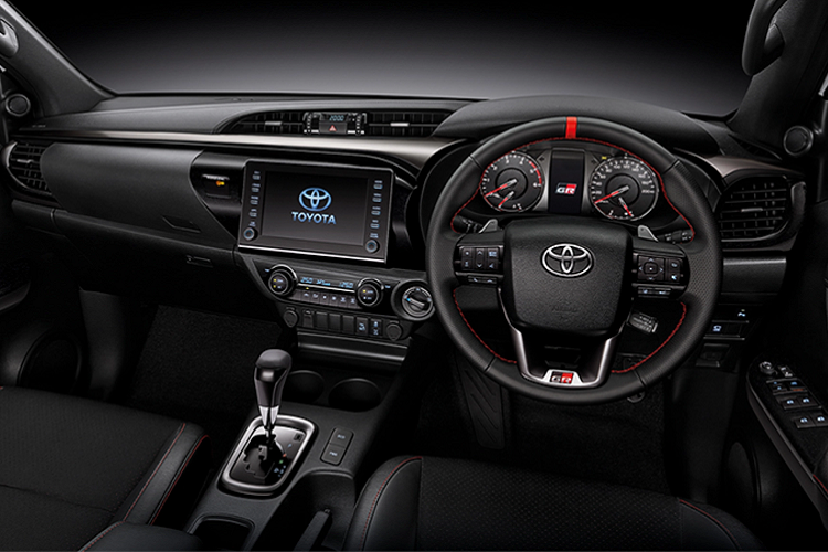 Về nội thất, Hilux Revo GR Sport sở hữu nội thất thể thao. Trong đó chìa khoá, vô lăng và tựa đầu ghế ngồi có logo “GR Sport”. Ghế bọc da kết hợp với da lộn và đường chỉ khâu màu đỏ.