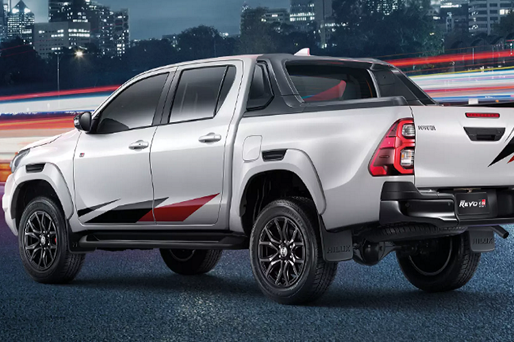 Tất cả phiên bản của Toyota Hilux Revo GR Sport 2022 mới đều sử dụng kết hợp với hộp số tự động 6 cấp (6AT), đi cùng với lẫy chuyển số phía sau vô lăng (Paddle Shift). Toyota Hilux Revo GR Sport sở hữu phong cách thiết kế thể thao, hầm hố khi được thiết kế bởi Toyota Gazoo Racing. Ở phiên bản gầm cao, xe sở hữu cụm lưới tản nhiệt góc cạnh, trang bị logo chữ “TOYOTA” ở lưới tản nhiệt.