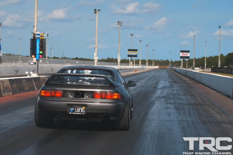 Chiếc xe trong video là một chiếc MR2 thế hệ thứ 2 mà đã được hoán đổi động cơ. Nó không còn sử dụng động cơ Toyota tiêu chuẩn như hồi mới xuất xưởng nữa, và thay vào đó là một động cơ tăng áp K20 Honda.