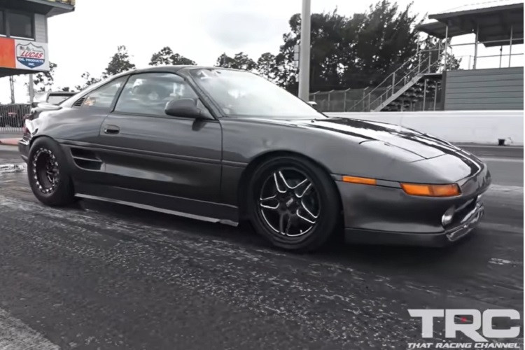 Mọi thứ còn trở nên điên rồ hơn từ đó, khi chiếc MR2 gia tốc từ 96 – 209 km/h trong 3,33 giây, và rồi vượt qua mốc ¼ dặm (hơn 400 mét) trong 8,87 giây tại tốc độ 174,55 dặm/h (280,9 km/h), khiến nó trở thành chiếc MR2 nhanh nhất từng được ghi nhận.