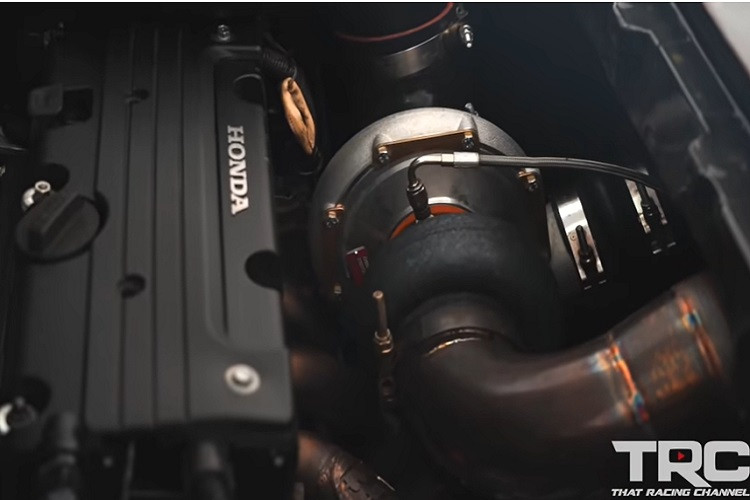 Mẫu Toyota MR2 thế hệ thứ 2 đang ngày một nổi danh trong vai trò “vũ khí đua drag” nhờ bố cục động cơ đặt giữa của nó, qua đó đặt trọng lượng của động cơ lên bánh sau và làm gia tăng tự nhiên lực kéo cho bánh sau.