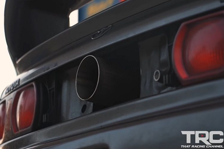 Trong video ở cuối bài viết này, ta có thể thấy chiếc MR2 lắp động cơ Honda tận dụng triệt để lợi thế đó.