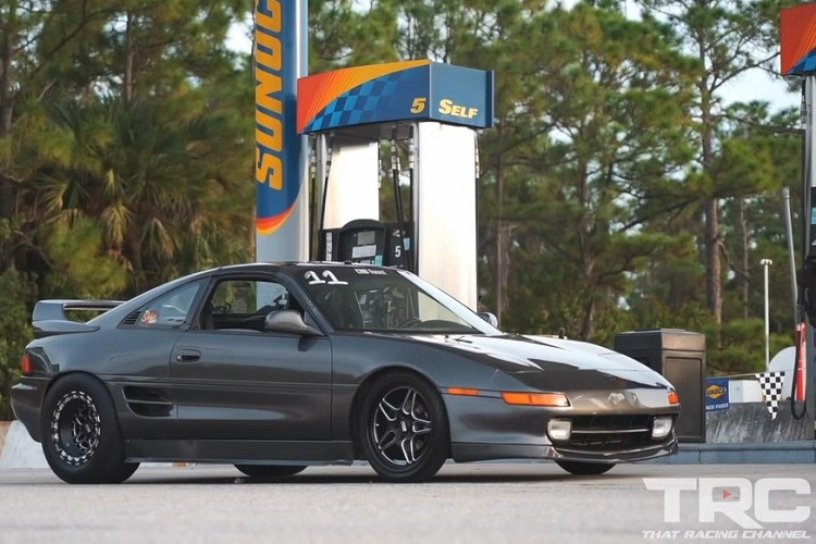 Ai cũng yêu thích câu chuyện về kẻ yếu thế, và trong thế giới xe, câu chuyện một chiếc xe sedan già nua đánh bại một siêu xe tiền tấn là điều hấp dẫn mọi người nghe. Chuyện này đặc biệt đúng trong môi trường độ xe Nhật Bản, nơi những chiếc xe chở người khiêm tốn như Honda Civic hay Toyota MR2 đời cũ được biến đổi thành quái vật đua drag.