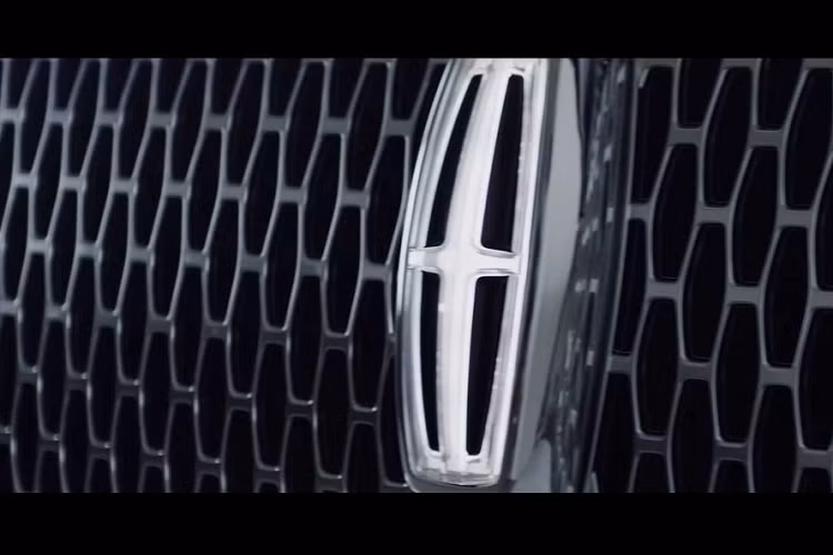 Lincoln không công bố quá nhiều hình ảnh của chiếc SUV hạng sang này nhưng rất có thể Navigator 2022 cũng sẽ có một số thay đổi “kín đáo” ở phía sau, bao gồm đèn hậu mới và một tấm cản được cải tiến.