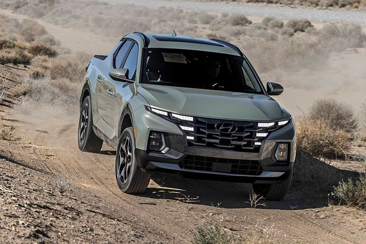 Chiếc Santa Cruz được nhắc đến trong bài dường như sử dụng động cơ tăng áp 2.5L với lớp sơn ngoại thất màu Blue Stone khá hấp dẫn. Giá xe Hyundai Santa Cruz 2022 hiện vẫn chưa được tiết lộ, dự kiến việc giao hàng sẽ bắt đầu vào mùa hè năm nay tại Mỹ.