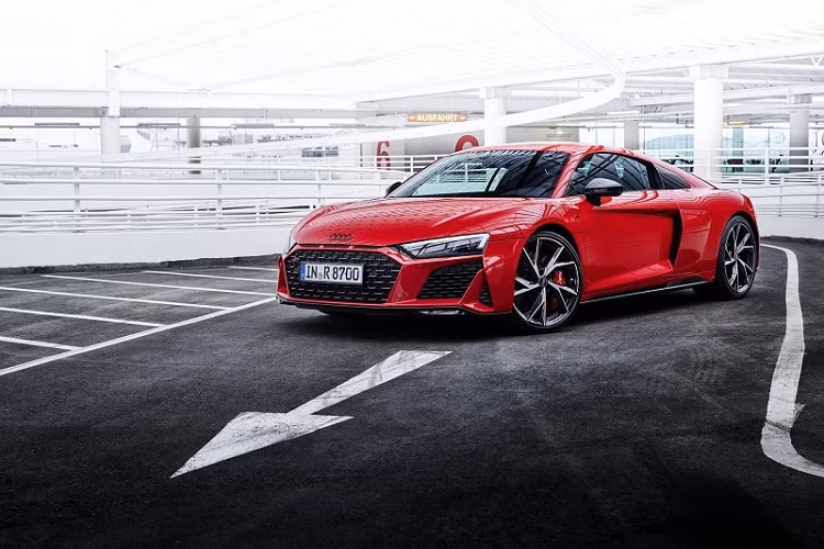 Audi R8 Performance RWD 2022 còn được bổ sung thêm một số tùy chọn mới như hệ thống lái Audi Dynamic Steering, bộ lốp Cup cỡ 245/30 R20 ở phía trước và 305/30 R20 ở phía sau, đĩa phanh gốm 19 inch thay thế cho đĩa phanh thép 18 inch tiêu chuẩn. Theo công bố từ phía Audi, phiên bản Coupé nặng 1.590 kg với tỷ lệ phân bổ trọng lượng trước/sau là 40:60. Trong khi đó, phiên bản mui trần Spyder nặng 1.695 kg.