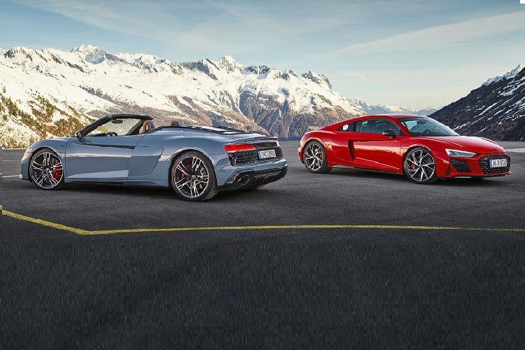 Audi R8 V10 Performance thế hệ mới có khả năng “chạy nước rút” từ 0 - 100 km/h trong 3,7 giây đối với phiên bản Coupé và 3,8 giây đối với phiên bản mui trần Spyder. Tốc độ tối đa tương ứng cho hai phiên bản là 329 km/h và 327 km/h.